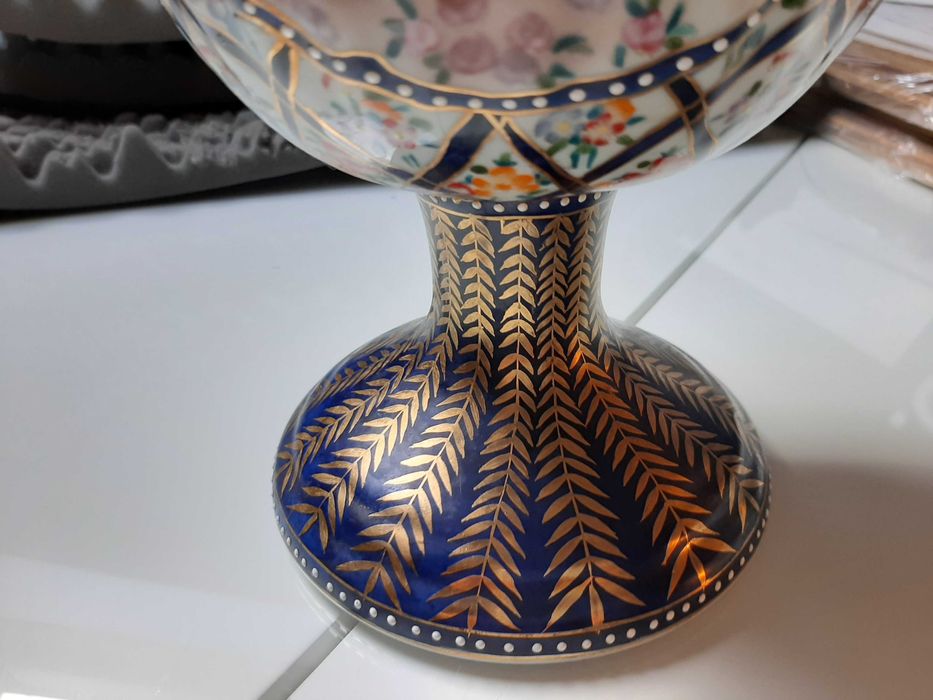 Peça decorativa com inscrição no fundo