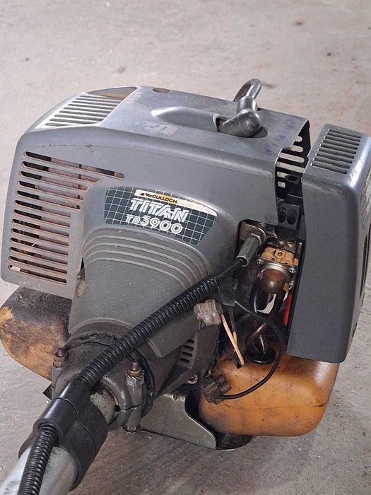 Roçadora a gasolina TITAN TD 3900 — usada e a trabalhar