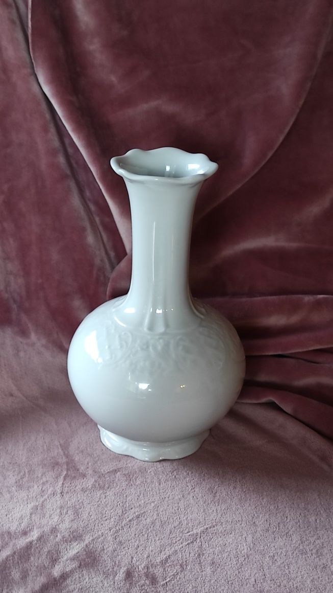 Mleczna porcelana Schumann. Stary wazon 19cm  z koronkowym wzorem
