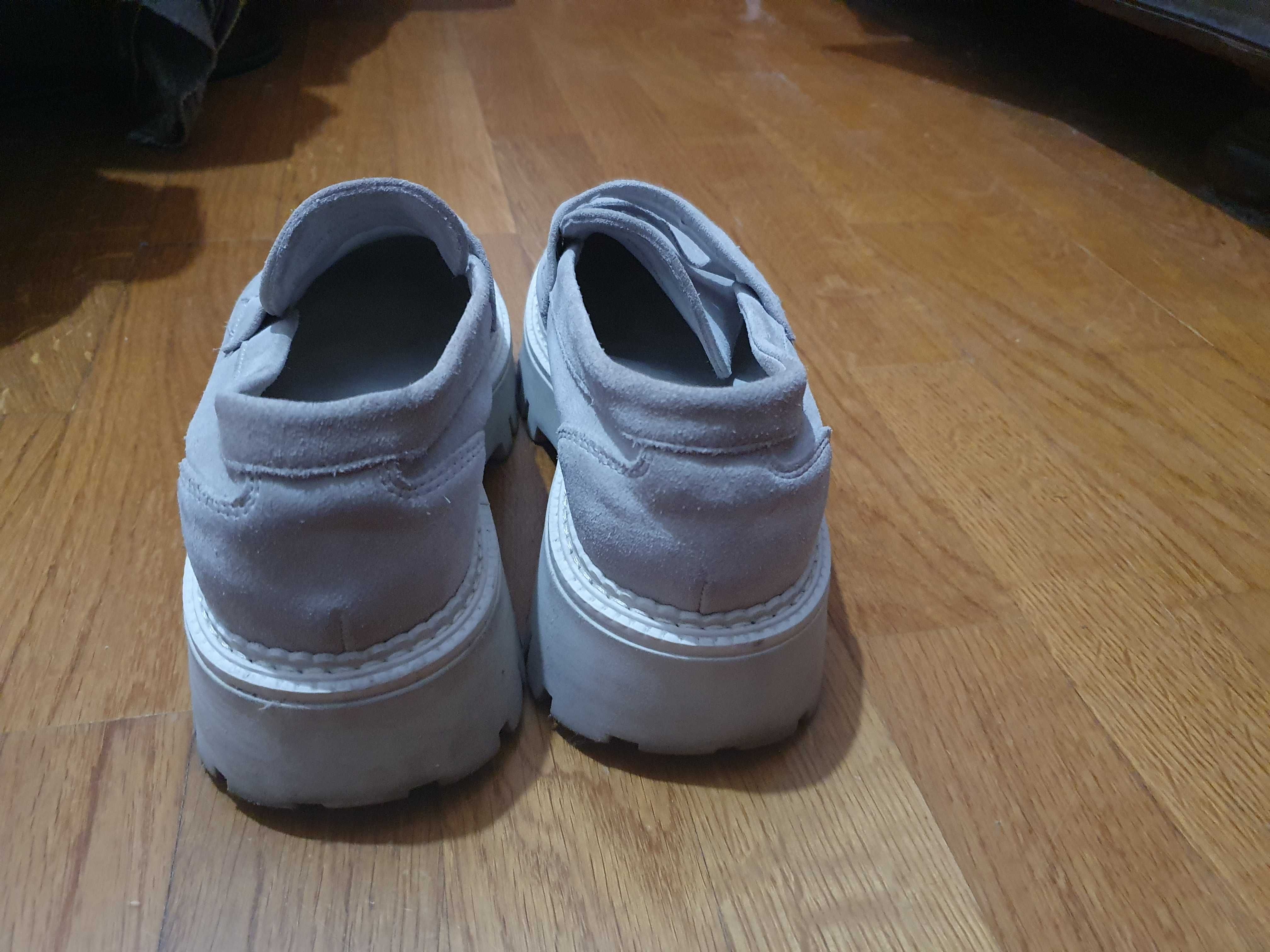 Mocassins de pele