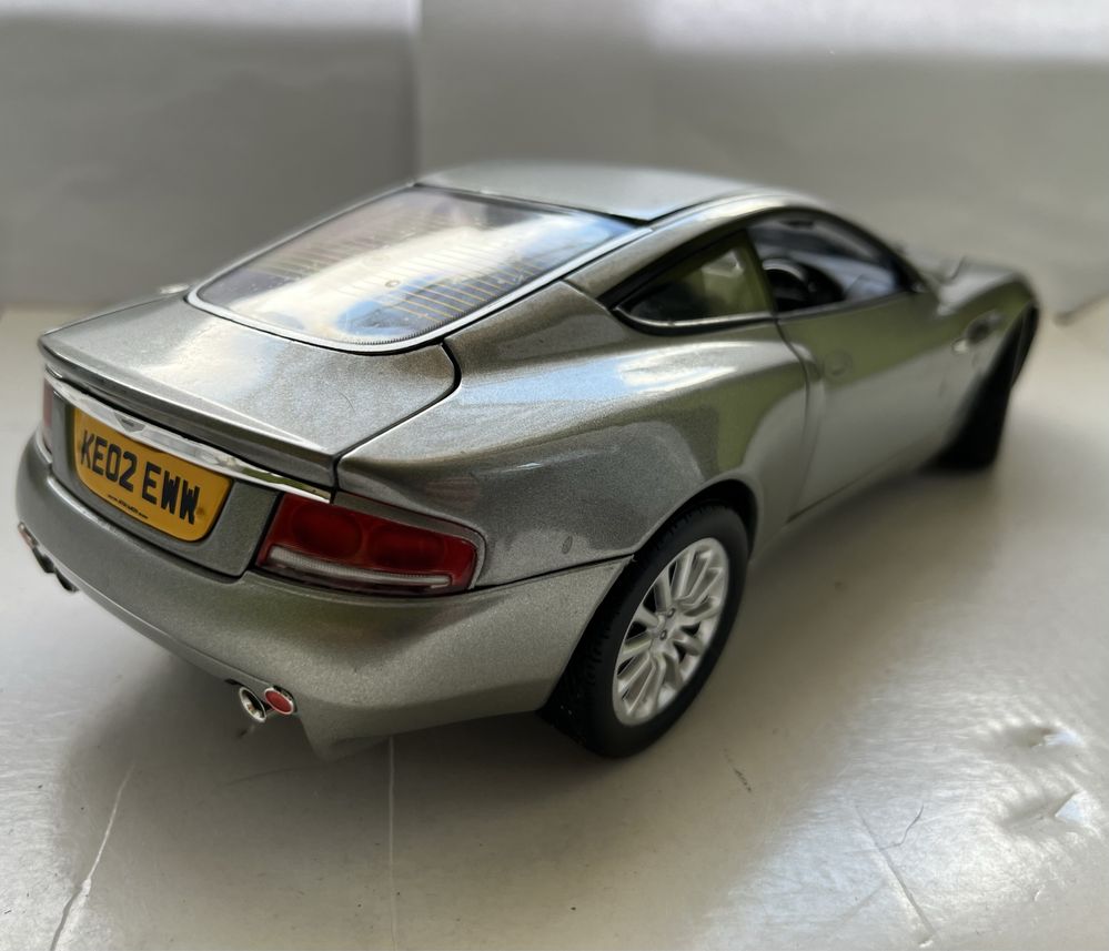 Model samochodu w skali 1:18 Aston Martin Vanquish JoyRide James Bond