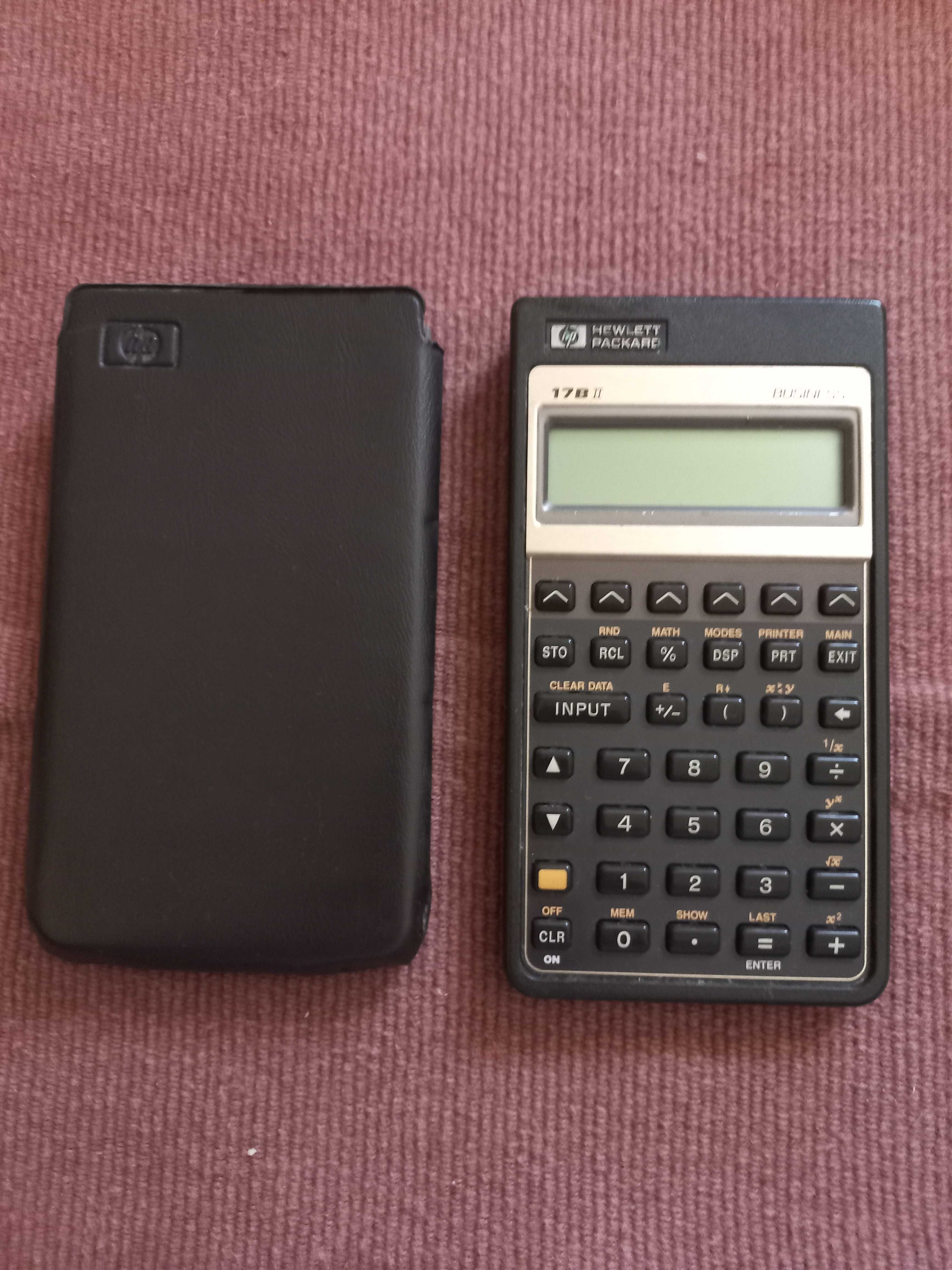 Calculadora HP 17 B II a funcionar, com caixa, manual e bolsa em pele.