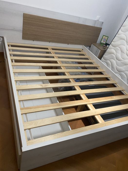 Cama casal (150 x 190cm) com gaveta e cabeceira