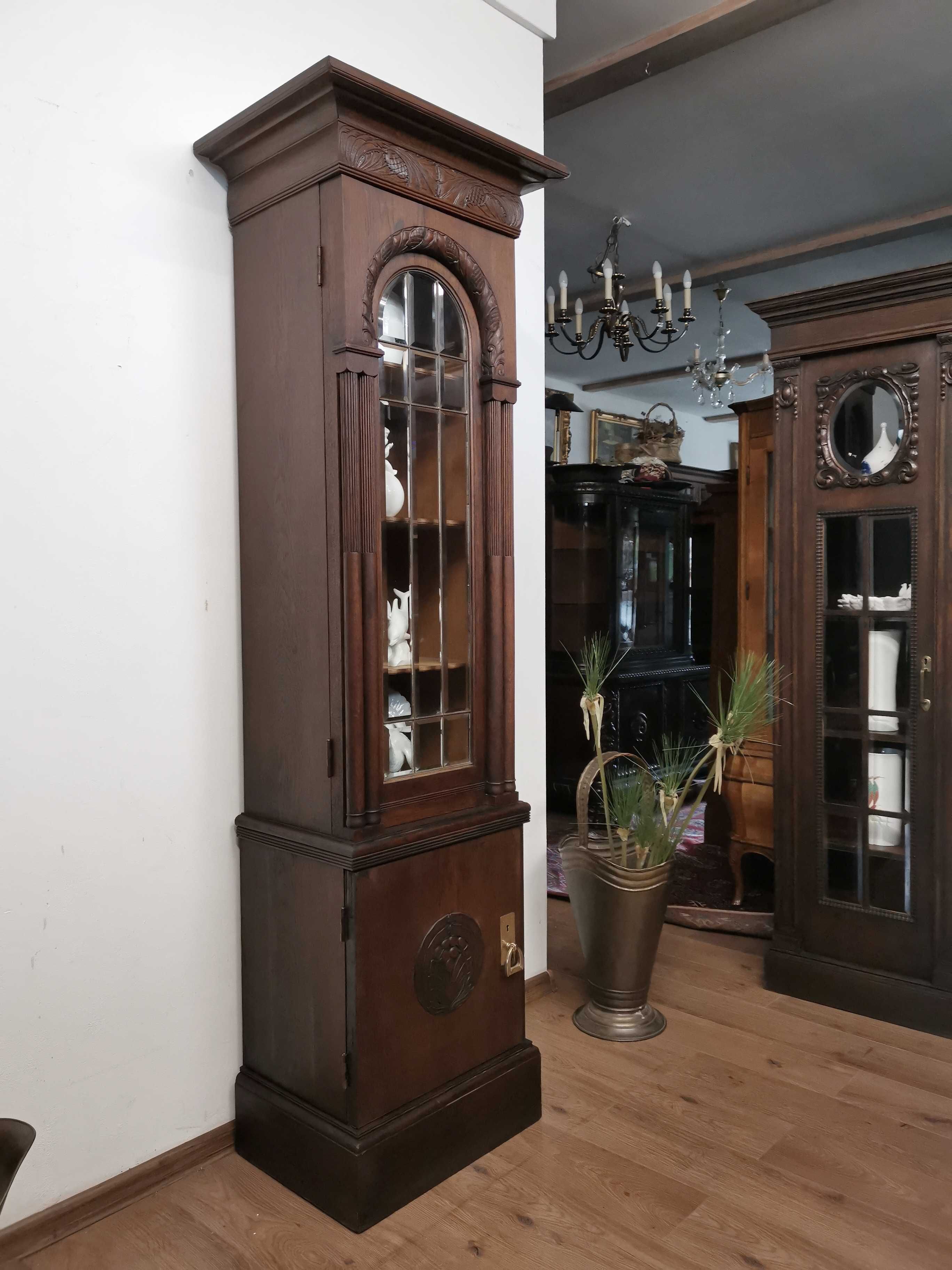 Piękny  słupek biblioteczka 759/2025