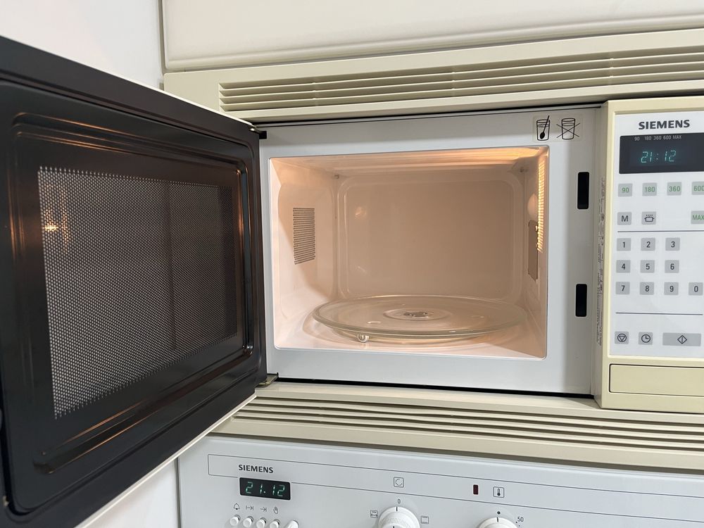 Microondas Siemens de encastre branco e bege