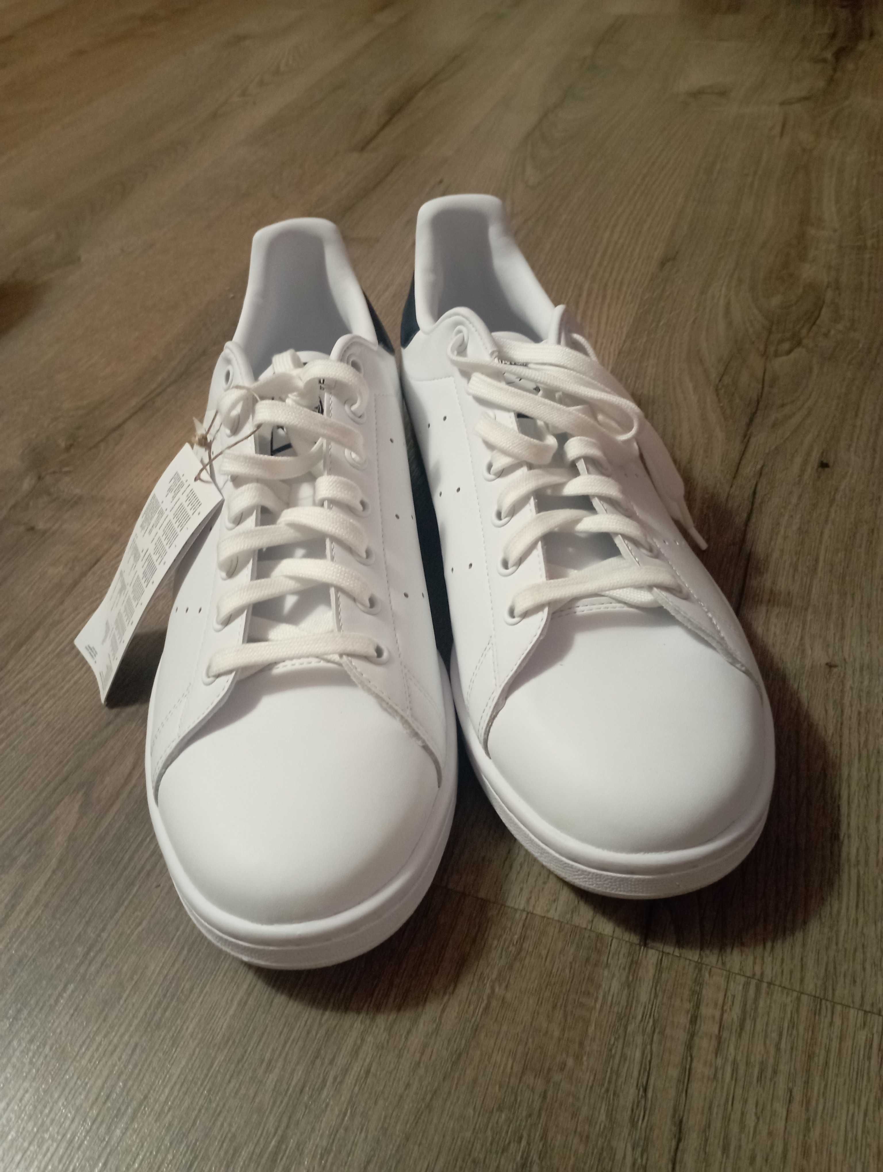 Шкіряні кросівки білого кольору Adidas