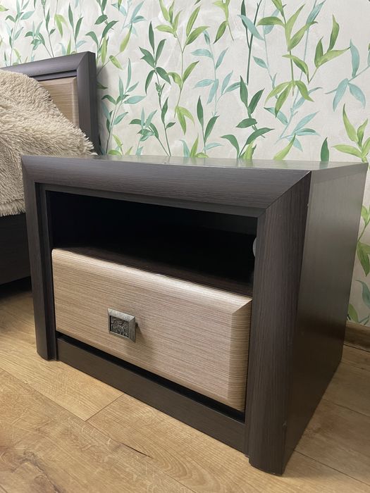 Спальня коен, ліжко, комод, тумба, дзеркало