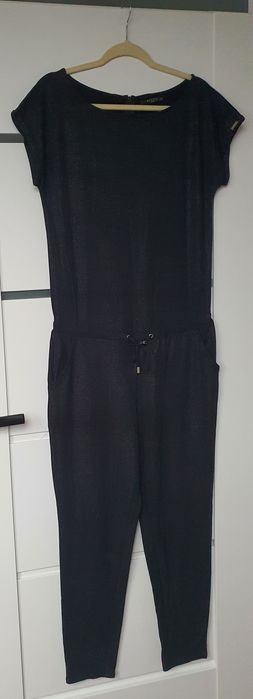 Kombinezon czarny lekko połyskujący