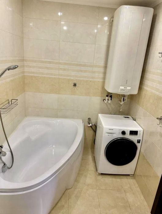 Простора 3-кімнатна квартира 100 м² з якісним ремонтом Олени Пчілки 8