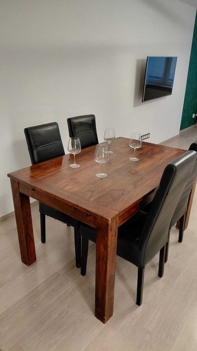 Sprzedam stół kolonialny plus 4 skórzane krzesła