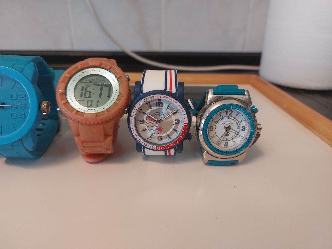 Varios relógios em boa condição