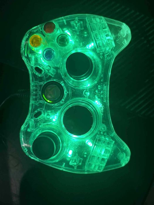 Sprzedam Xbox 360 + podświetlany pad