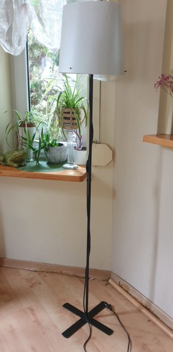 Lampa biala podlogowa