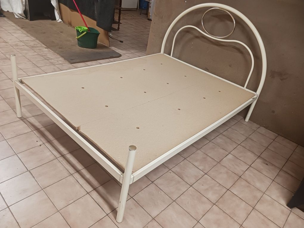 Vendo cama de casal com 183 comprido por 133 largo ,,com estrado ,sem