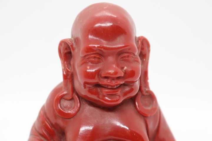 Buda Estatueta em Resina Sentado Tons de Vermelho com Base Preta 15 cm