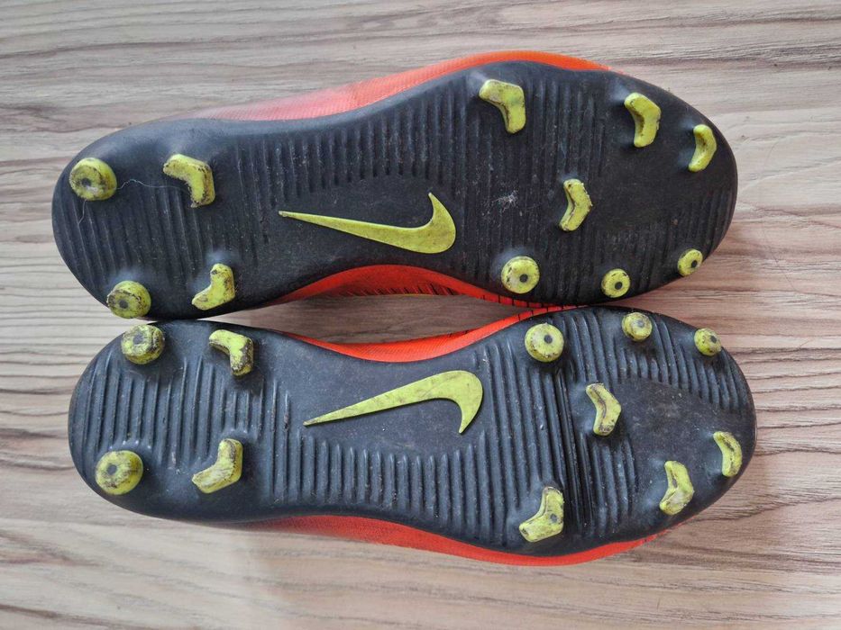Buty piłkarskie korki Nike rozm. 38.5