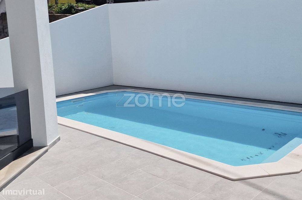 Moradia com Piscina em Alverca