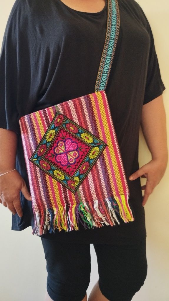 Carteira boho com padrão étnico