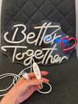 Napis LED „better together”