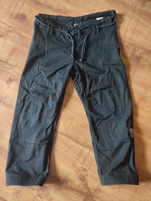 Kimono Manto do judo lub  ju jitsu K0 czarne , z pasem