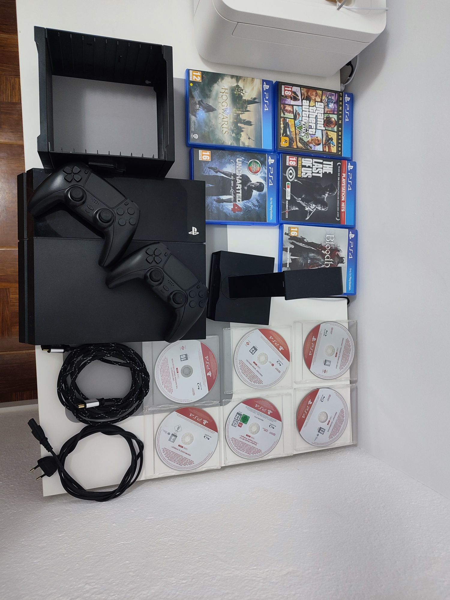 PS4 com extras (comandos,suportes,jogos)