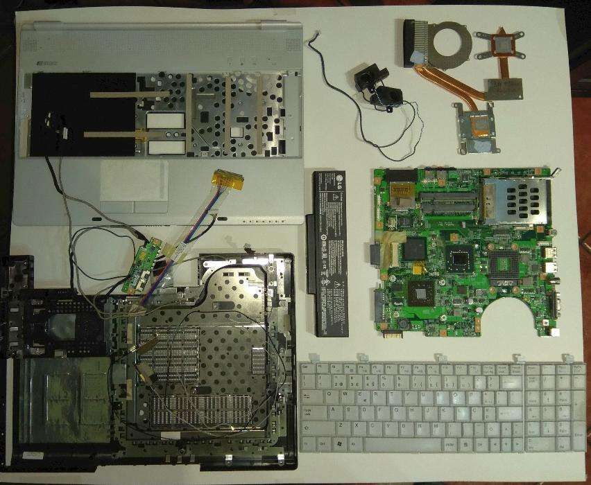 Portáteis LG E500 e LG E300 LGE23 Inteiro e para venda às Peças