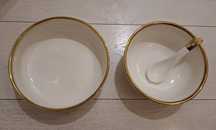 Dwie miseczki,  salaterki ceramiczne białe ze złotym rantem 17 i 19 cm