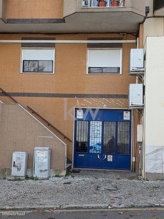 Armazém com 92 m2 em Amora – Espaço Versátil e Bem Localizado