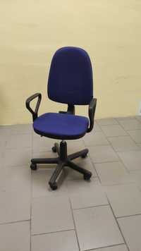 Комп. офис кресло синего цвета, офис. стулья, все в отличном состоянии