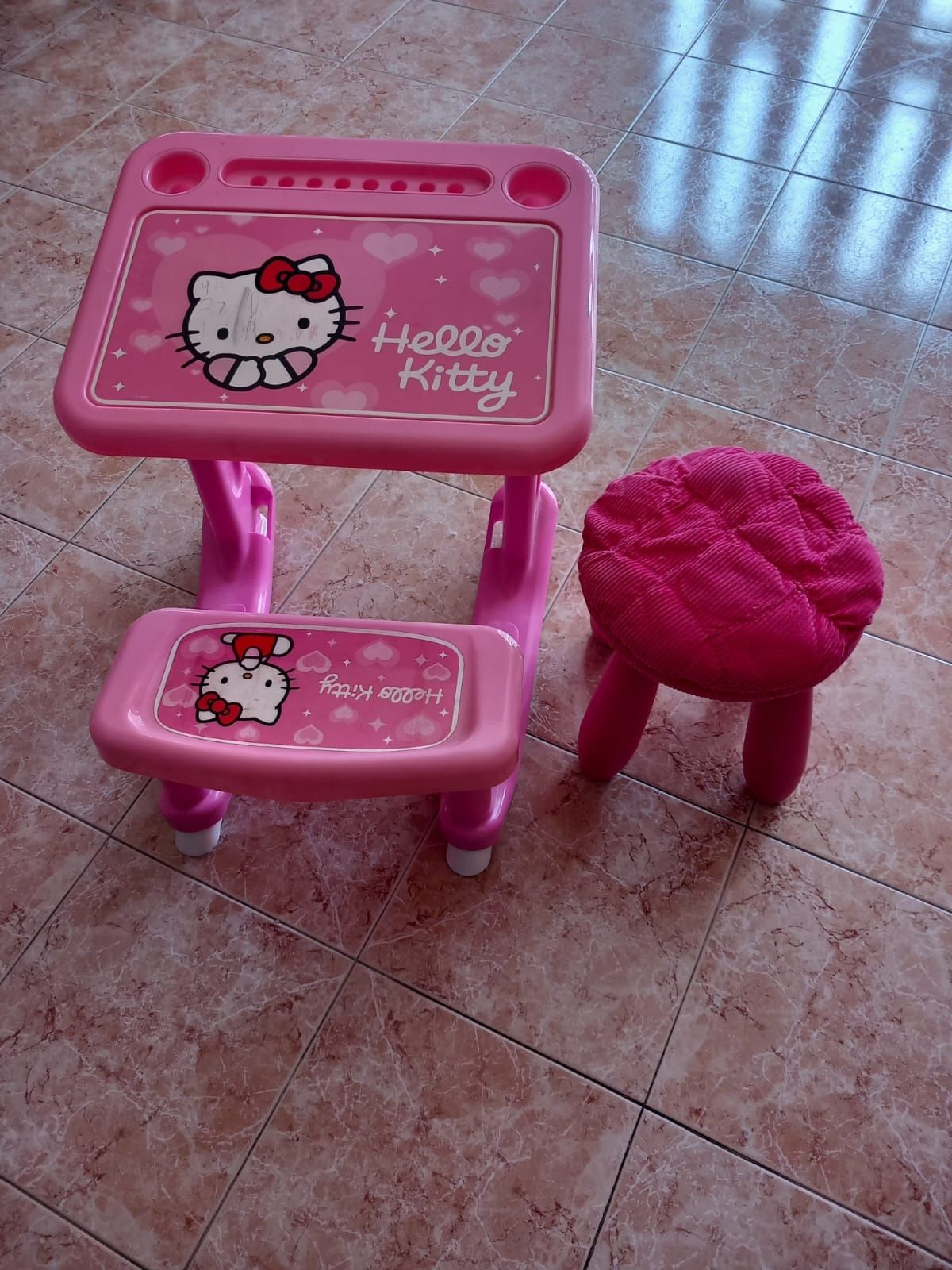 Mesa e banco Hello Kitty