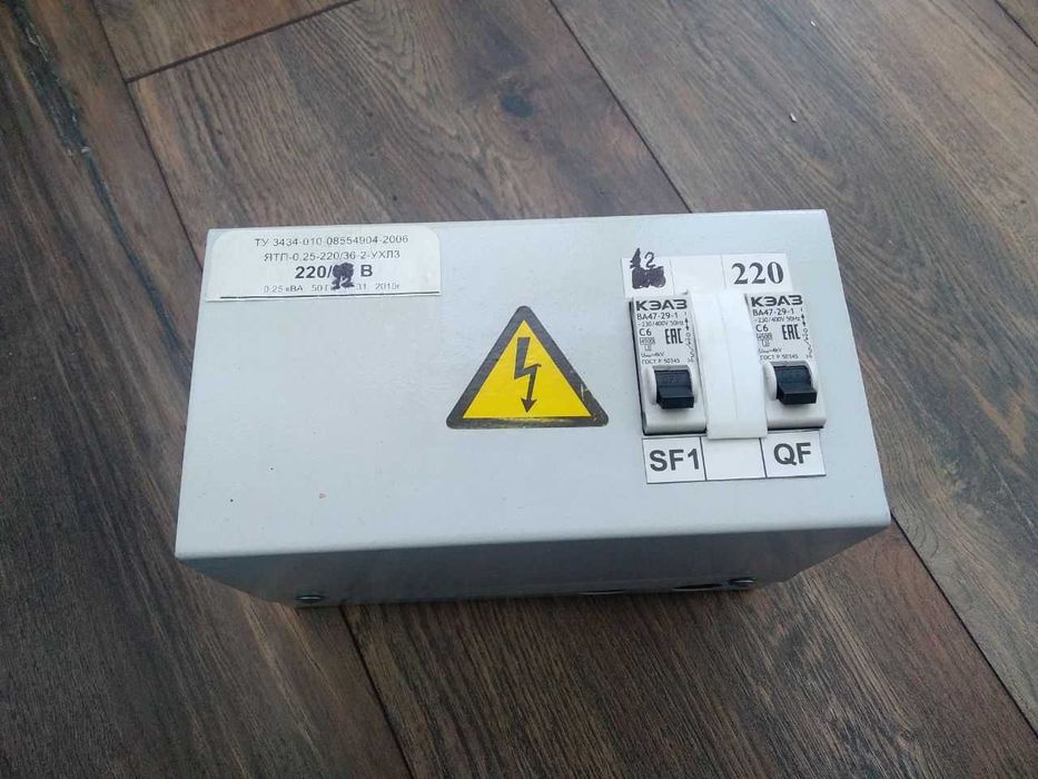 знижуючий трансформатор 220/12