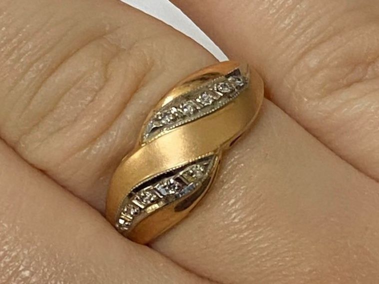 Золотое кольцо с бриллиантами. 3,55 грм