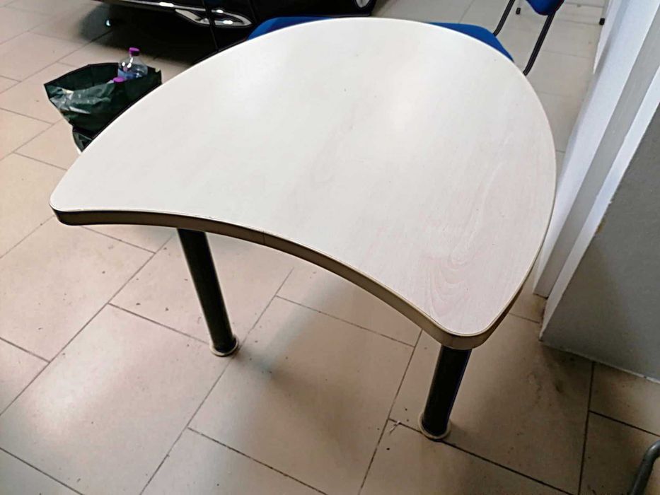 Secretária 74cm x 84cm creme com pés de Metal