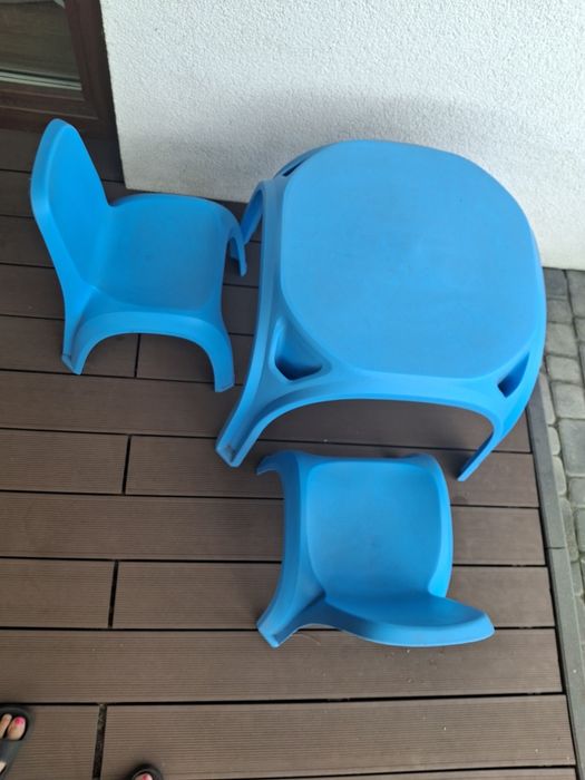 Stolik dziecięcy z krzesełkami
