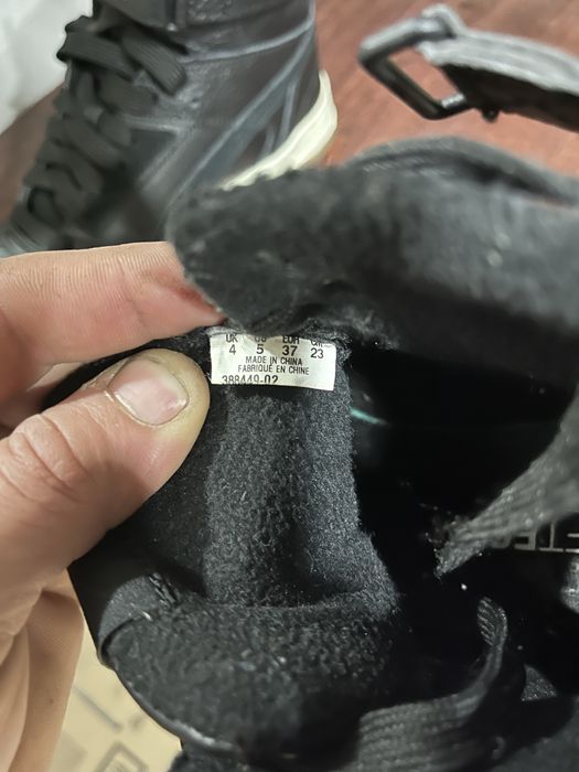 Кросівки жіночі