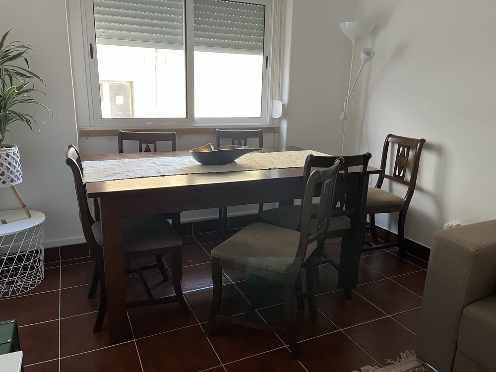 Mesa de jantar com 6 cadeiras – madeira sólida, elegante e prática