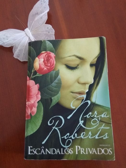 Livro Nora Roberts Escândalos Privados.