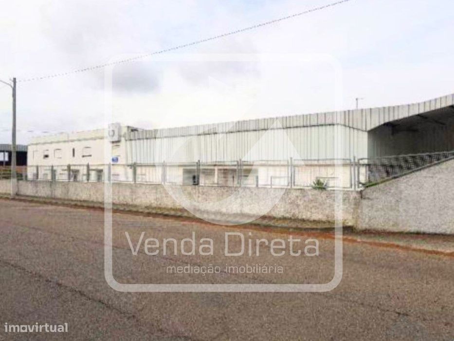 Armazém Industrial, implantado num lote com 10.000 m², na Zona Indu...