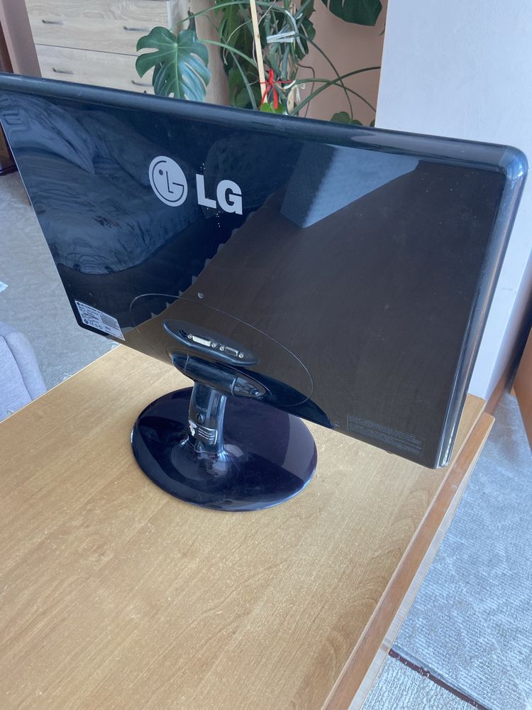 Монітор LG Flatron E2250Т-PN