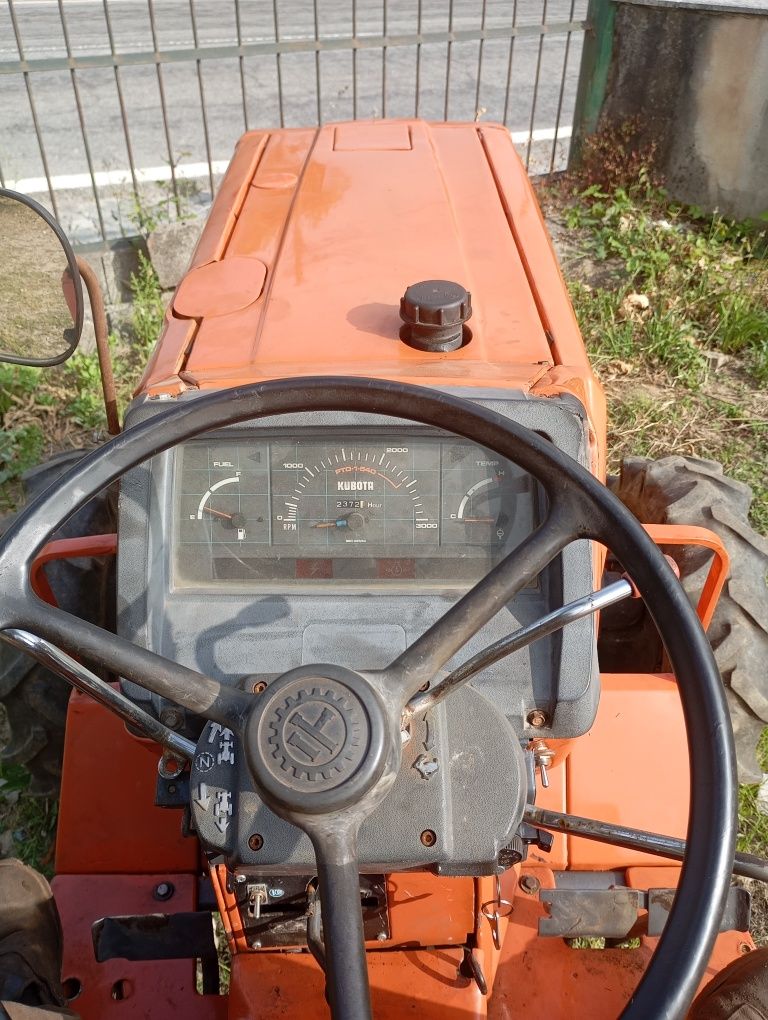 Trator Kubota l 2550 com matrícula 4x4