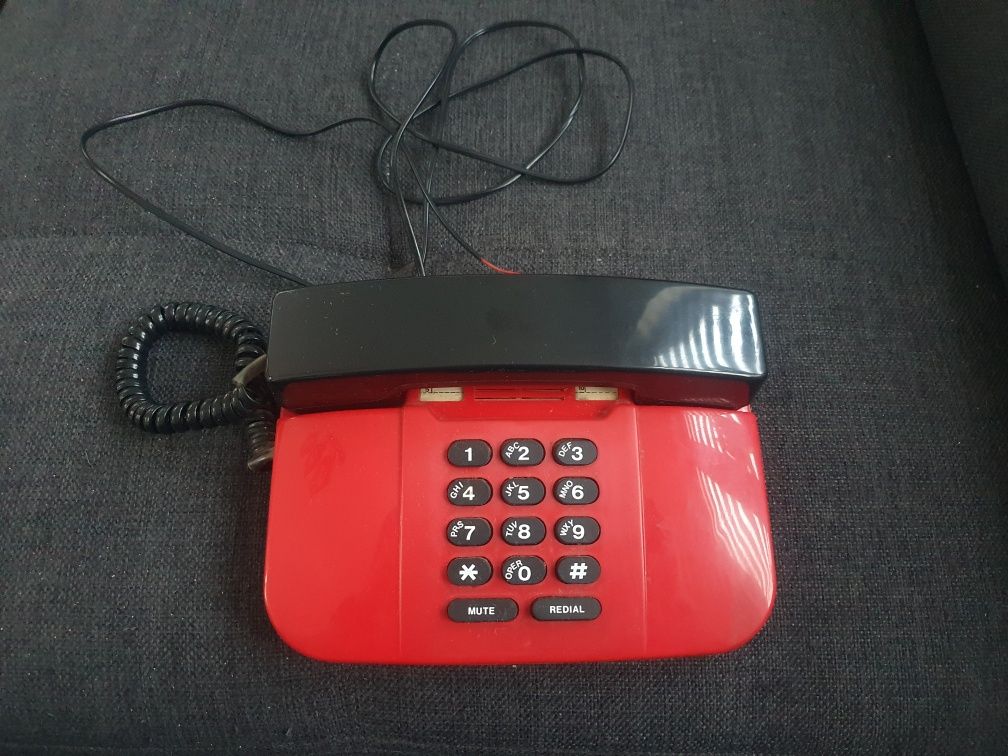 Stary telefon stacjonarny prl