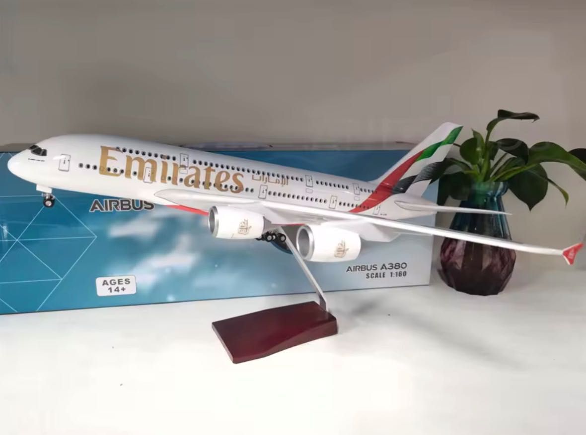 Emirates Airlines Airbus A380-800, com luz led na cabine do modelo