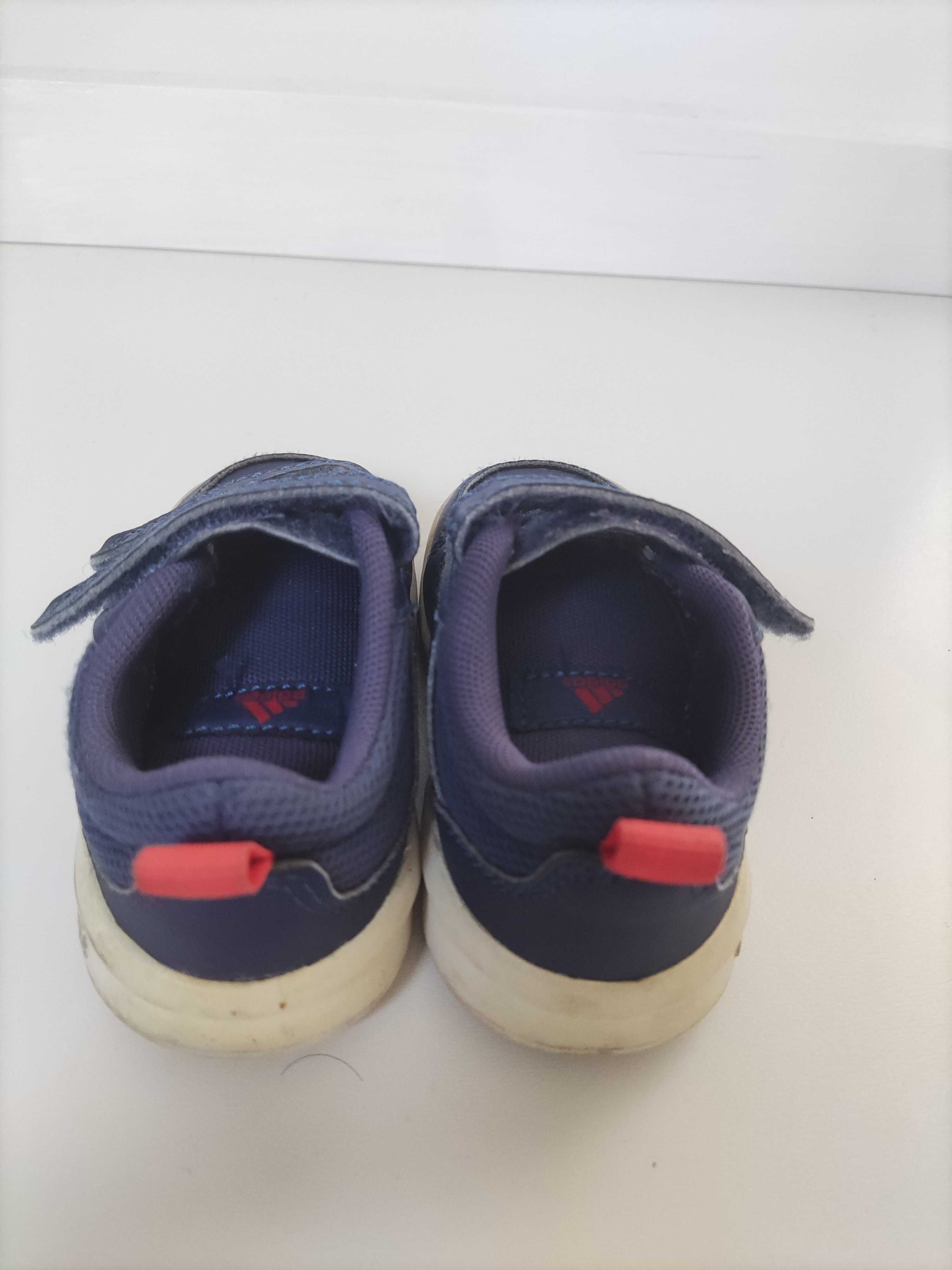 Sapatilhas e sapatos criança