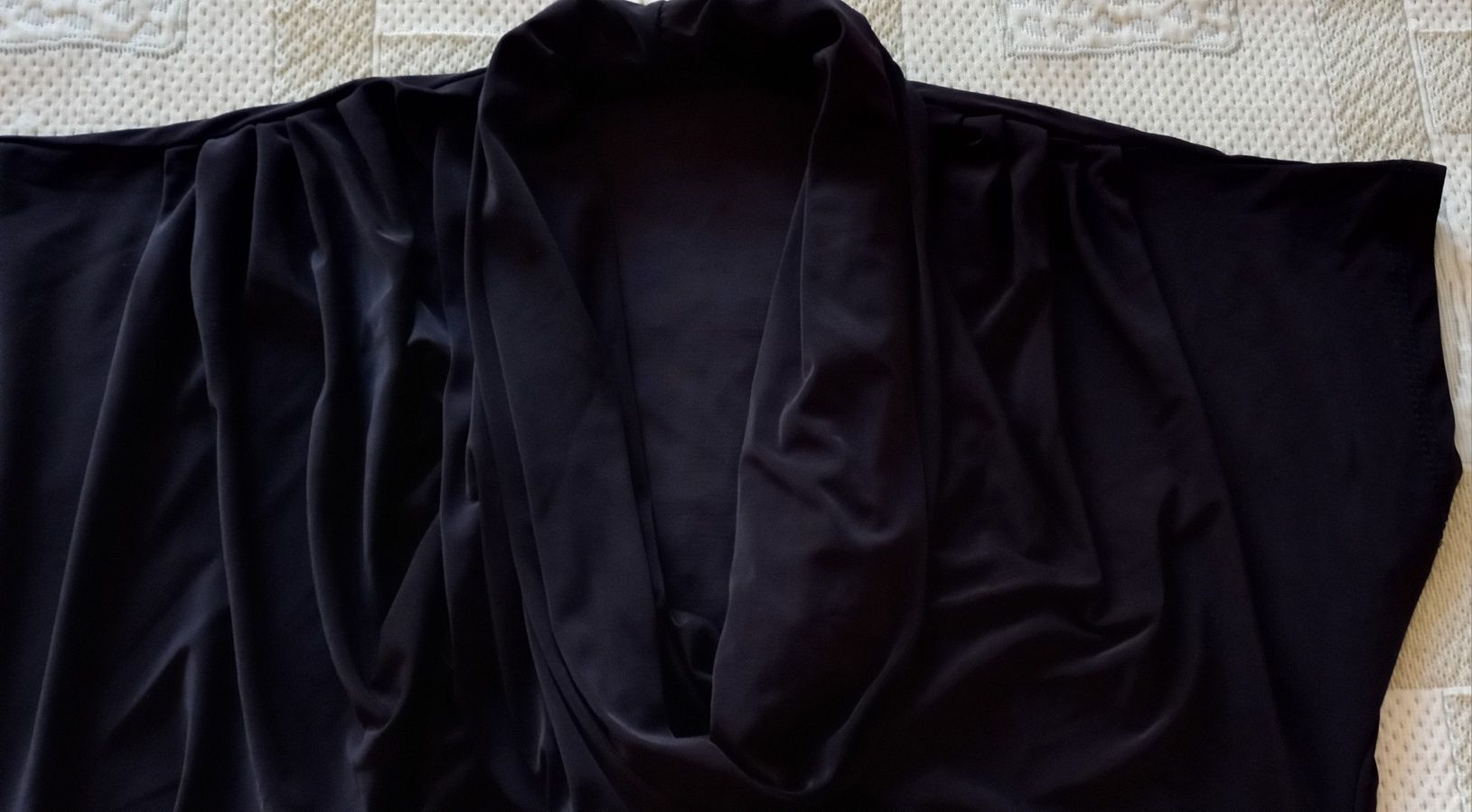 2 Blusas de verão, 1 branca c/ peq triângulos (ver preços na descrição