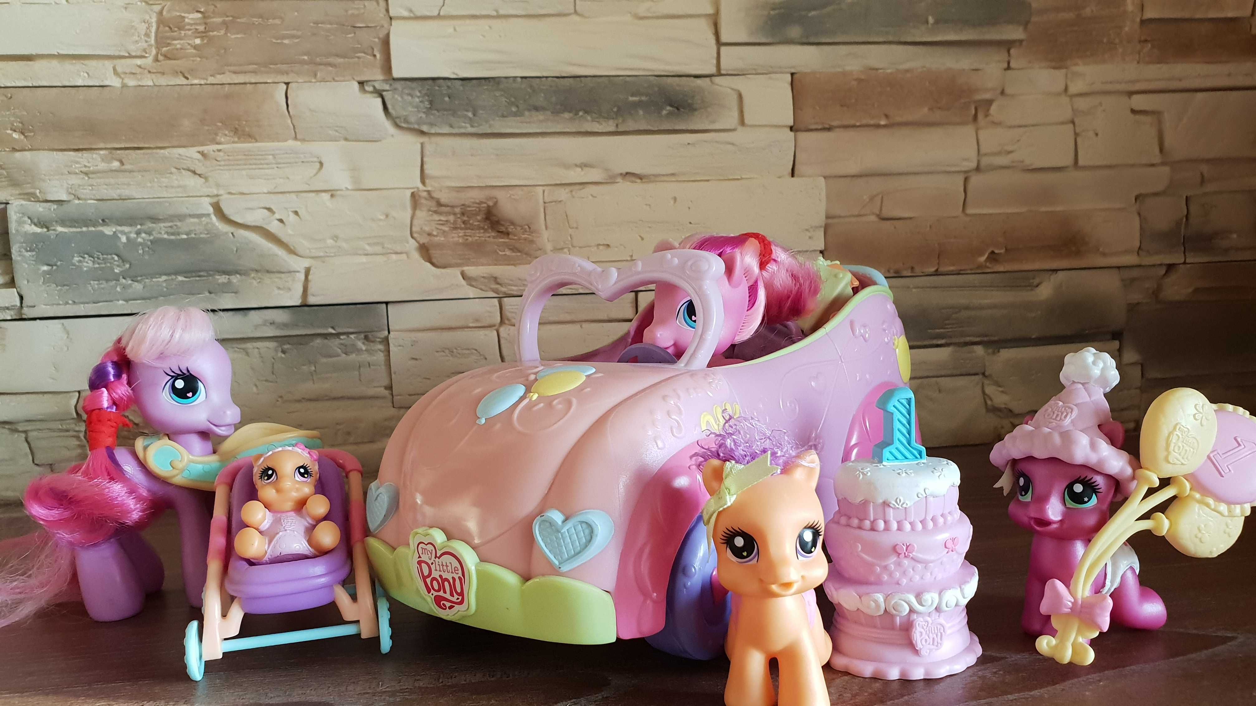 Koniki Pony z samochodem.