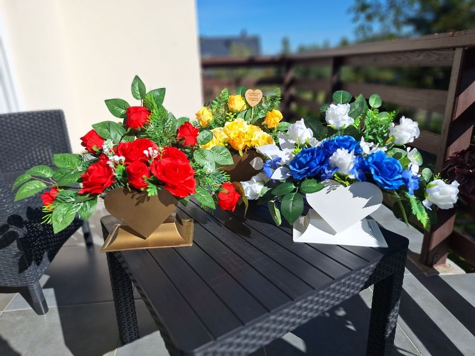 Kompozycje nagrobne w sercach z różami na cmentarz