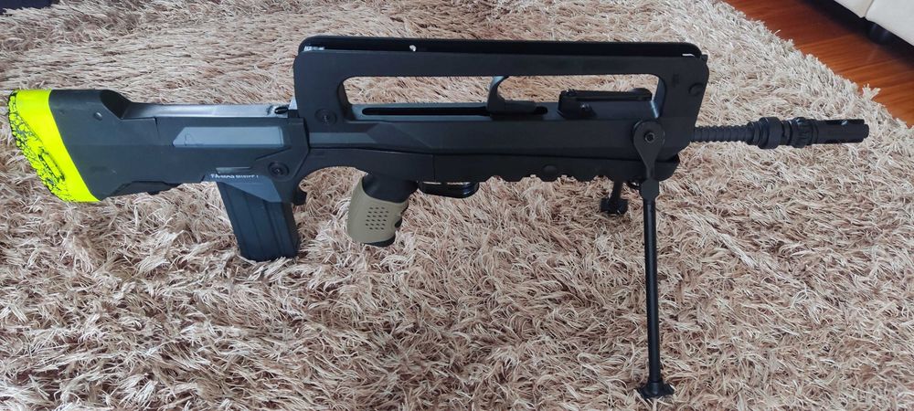 FAMAS F1 _ EVO Cybergun