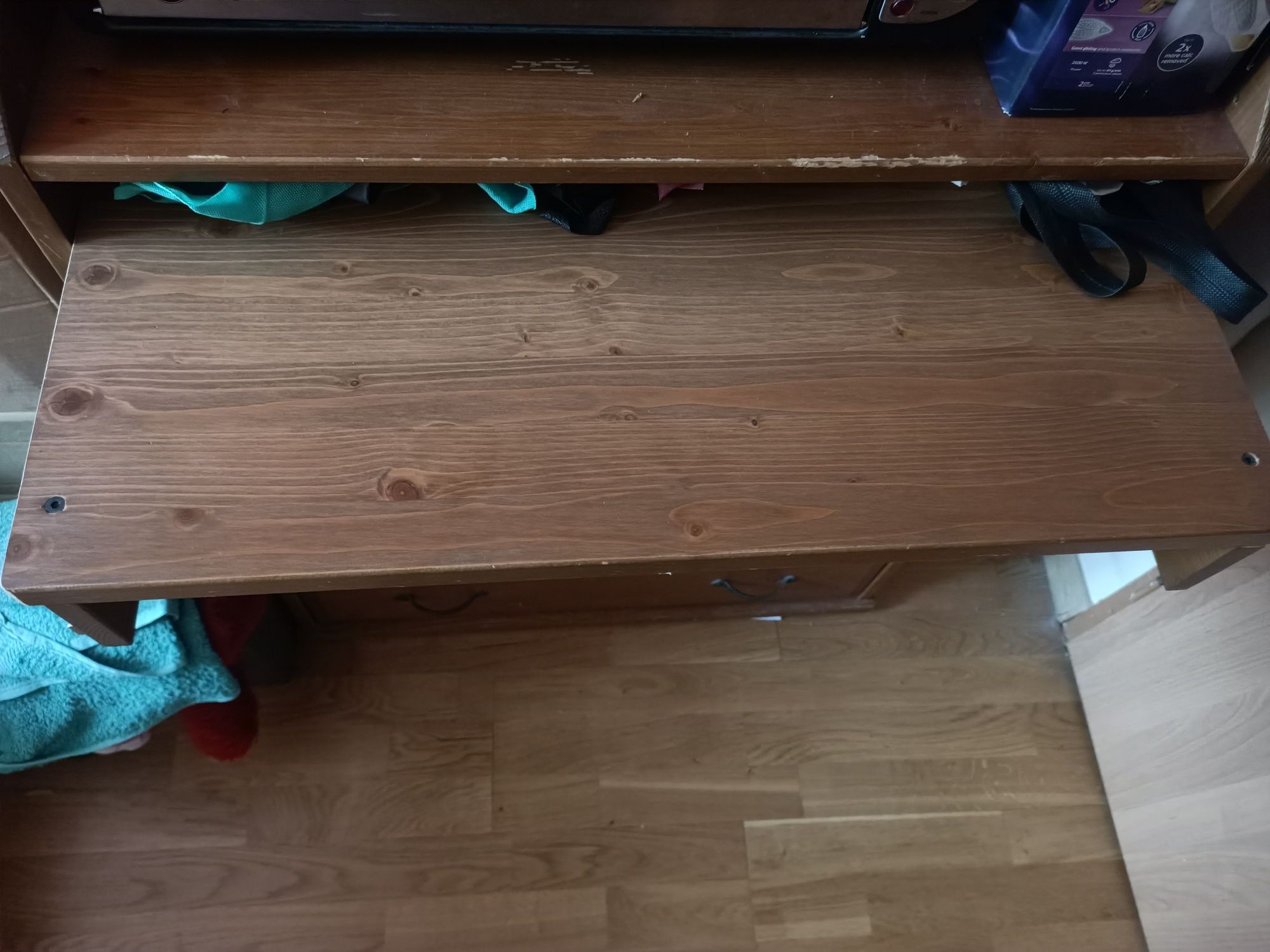Komoda w stylu rustykalnym z szufladami i wysuwanym blatem