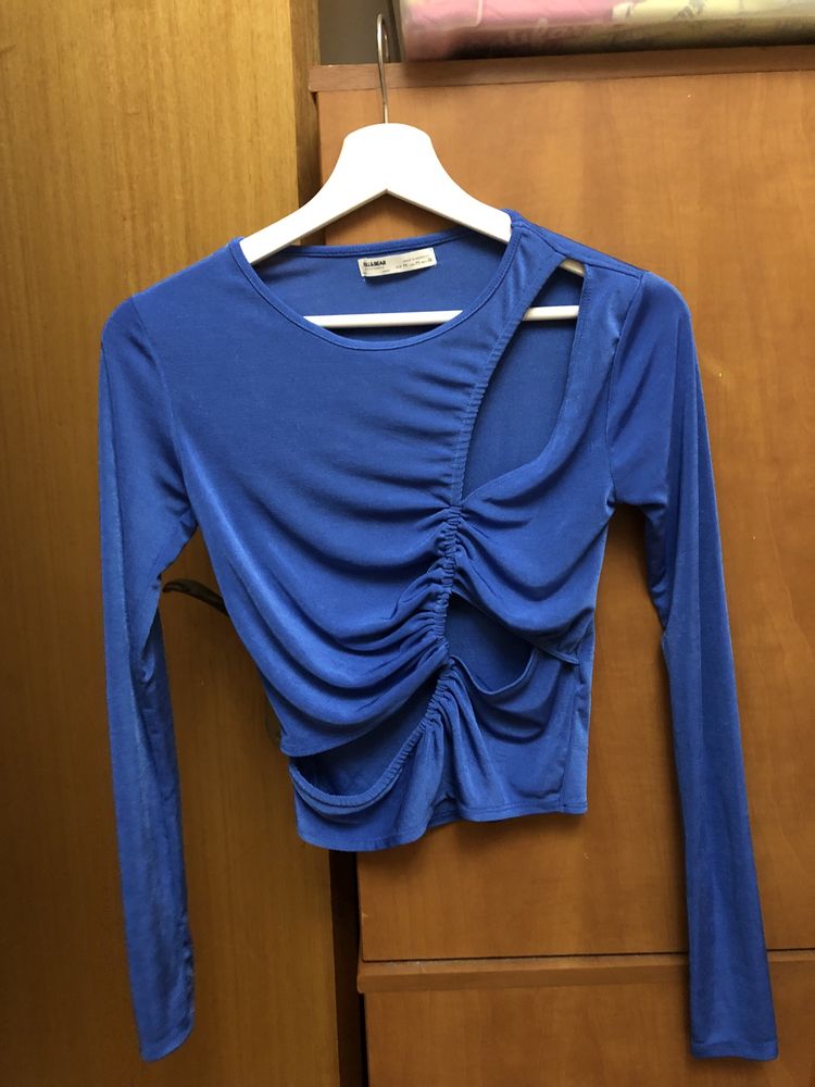 Camisola azul brilhante