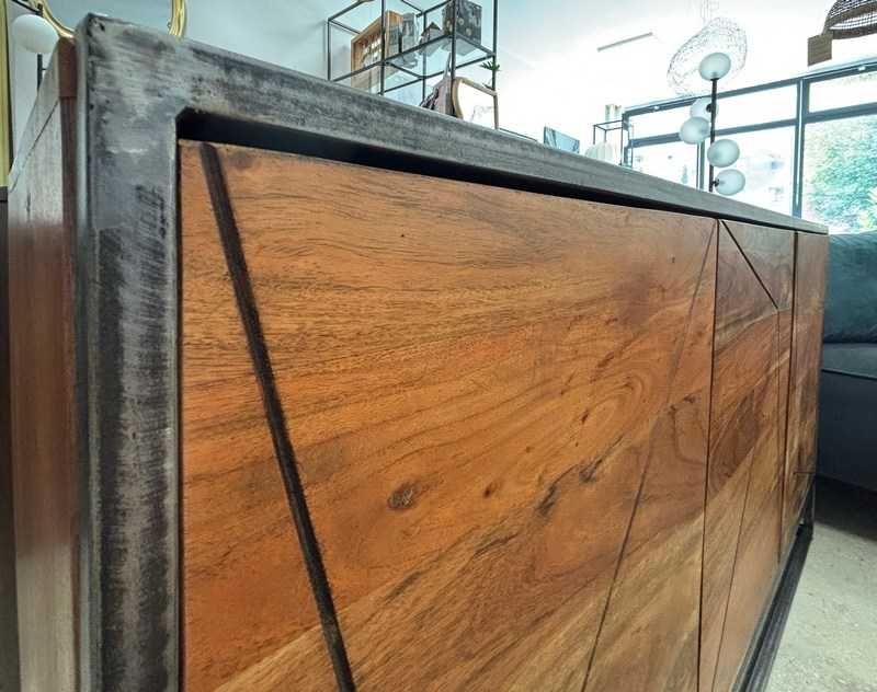 Komoda Egon 3-drzwiowa z drewna akacjowego i metalu 145x40x76 Bizzotto